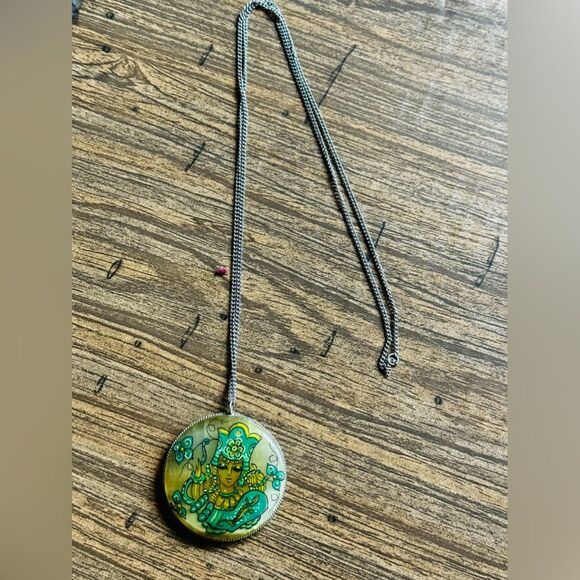 Russian Yoke Girl Hand painted 2sided lacquer pendent 1970’s Vintage - Picture 2 of 7